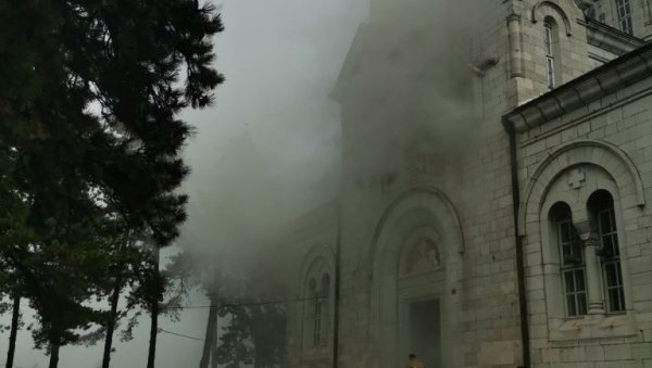 ЧУДОТВОРАЦ ЈАЧИ ОД ВАТРЕ! Пожар захватио храм, а икона Светог Василија остала неоштећена (ФОТО) ЧУДОТВОРАЦ ЈАЧИ ОД ВАТРЕ! Пожар захватио храм, а икона Светог Василија остала неоштећена (ФОТО)