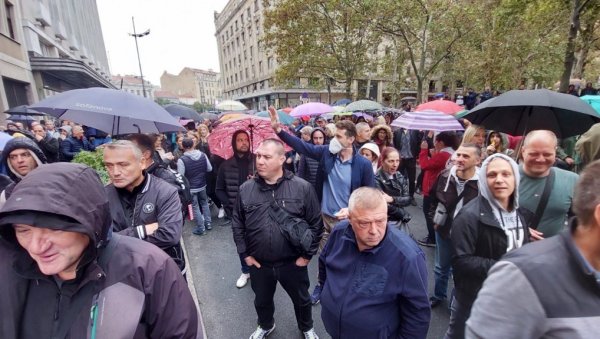 БЛОКИРАН САОБРАЋАЈ: Протест уочи седнице градске скупштине БЛОКИРАН САОБРАЋАЈ: Протест уочи седнице градске скупштине