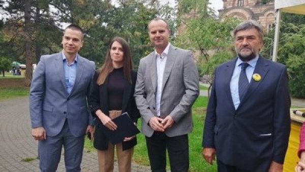 ПЧЕЛАРИ НА ТАШМАЈДАНУ: Сајам меда траје до 2. октобра ПЧЕЛАРИ НА ТАШМАЈДАНУ: Сајам меда траје до 2. октобра