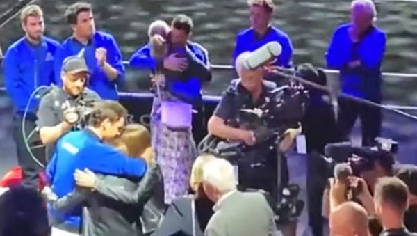 ДЕТАЉ КОЈИ НИКО НИЈЕ ВИДЕО: Супруга Роџера Федерера грли уплаканог Ђоковића (ВИДЕО) ДЕТАЉ КОЈИ НИКО НИЈЕ ВИДЕО: Супруга Роџера Федерера грли уплаканог Ђоковића (ВИДЕО)