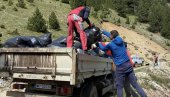 НА СИЊАЈЕВИНИ ЛАГЕРОВАН ОТПАД: Пронашли вуну, гуме, намештај, па чак и шпорете… (ФОТО) НА СИЊАЈЕВИНИ ЛАГЕРОВАН ОТПАД: Пронашли вуну, гуме, намештај, па чак и шпорете… (ФОТО)