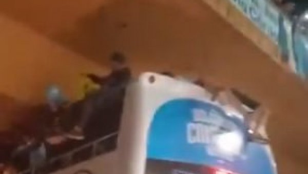 НАВИЈАЧИ ВРИШТАЛИ: Фудбалери славили у отвореном аутобусу, а онда је он кренуо испод врло ниског моста (ВИДЕО) НАВИЈАЧИ ВРИШТАЛИ: Фудбалери славили у отвореном аутобусу, а онда је он кренуо испод врло ниског моста (ВИДЕО)