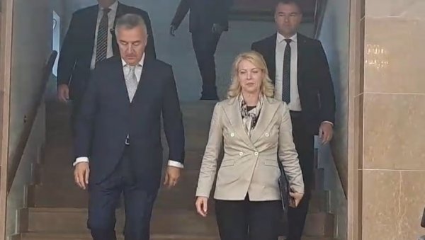 ПРЕСЕДАН У СКУПШТИНИ ЦРНЕ ГОРЕ: Дође, виђе и изађе - Ђукановић није ни добио реч, седница трајала минут! ПРЕСЕДАН У СКУПШТИНИ ЦРНЕ ГОРЕ: Дође, виђе и изађе - Ђукановић није ни добио реч, седница трајала минут!