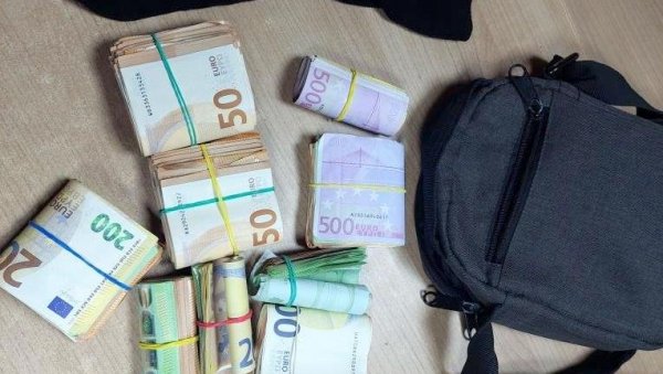 ЧАРАПЕ ПУНЕ НЕПРИЈАВЉЕНИХ ДЕВИЗА: Цариници спречили кријумчарење више од 40.000 евра ЧАРАПЕ ПУНЕ НЕПРИЈАВЉЕНИХ ДЕВИЗА: Цариници спречили кријумчарење више од 40.000 евра