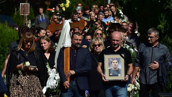САХРАЊЕН РАДАКОВИЋ: Последњи испраћај бившем голману Партизана САХРАЊЕН РАДАКОВИЋ: Последњи испраћај бившем голману Партизана