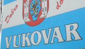 УКИНУЛИ УПОТРЕБУ ЋИРИЛИЦЕ, УКЛОНИЛИ ТАБЛУ: Срамна експресна одлука власти у Вуковару УКИНУЛИ УПОТРЕБУ ЋИРИЛИЦЕ, УКЛОНИЛИ ТАБЛУ: Срамна експресна одлука власти у Вуковару