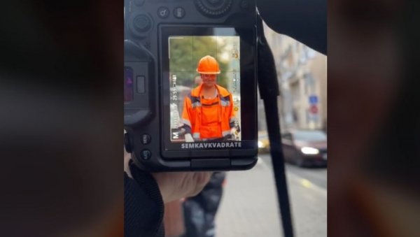 ЧИСТИЛА ЈЕ УЛИЦУ КАДА ЈОЈ ЈЕ ПРИШАО: Фотограф испод шлема чистачице улице открио прелепу жену (ФОТО/ВИДЕО) ЧИСТИЛА ЈЕ УЛИЦУ КАДА ЈОЈ ЈЕ ПРИШАО: Фотограф испод шлема чистачице улице открио прелепу жену (ФОТО/ВИДЕО)