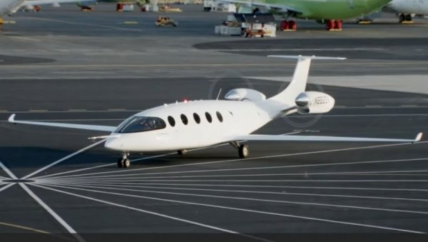 У ВАЗДУХУ ЈЕ БИО ОСАМ МИНУТА: Алис, путнички авион на електрични погон, обавио пробни лет (ВИДЕО) У ВАЗДУХУ ЈЕ БИО ОСАМ МИНУТА: Алис, путнички авион на електрични погон, обавио пробни лет (ВИДЕО)