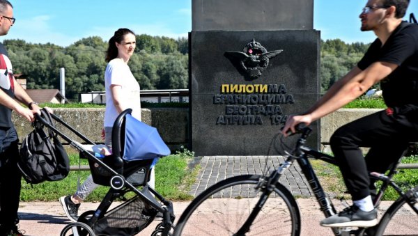 ОСКРНАВЉЕН СПОМЕНИК ПИЛОТИМА БРАНИОЦИМА БЕОГРАДА: Вандали обојили у жуто део слова који красе монумент ОСКРНАВЉЕН СПОМЕНИК ПИЛОТИМА БРАНИОЦИМА БЕОГРАДА: Вандали обојили у жуто део слова који красе монумент