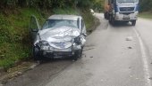 SUDAR AUTOMOBILA I KAMIONA KOD MESTA BARE: Dve osobe povređene, saobraćaj u prekidu
