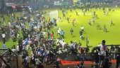 МАСАКР НА ФУДБАЛСКОЈ УТАКМИЦИ: Најмање 129 погинулих у стампеду у Индонезији (ВИДЕО) МАСАКР НА ФУДБАЛСКОЈ УТАКМИЦИ: Најмање 129 погинулих у стампеду у Индонезији (ВИДЕО)