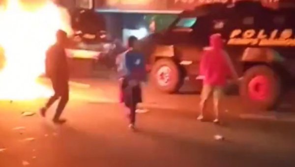 ТЕЛА ПОРЕЂАНА НА ПОДУ БОЛНИЦЕ, НА УЛИЦАМА ХАОС: Нереди у Индонезији након стампеда на стадиону (УЗНЕМИРУЈУЋИ ВИДЕО) ТЕЛА ПОРЕЂАНА НА ПОДУ БОЛНИЦЕ, НА УЛИЦАМА ХАОС: Нереди у Индонезији након стампеда на стадиону (УЗНЕМИРУЈУЋИ ВИДЕО)
