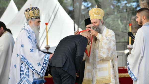 ВУЧЕВИЋ ОД ПАТРИЈАРХА ПОРФИРИЈА ДОБИО НАЈВЕЋЕ ПРИЗНАЊЕ СПЦ: Градоначелник Новог Сада присуствовао канонизацији епископа Иринеја Ћирића ВУЧЕВИЋ ОД ПАТРИЈАРХА ПОРФИРИЈА ДОБИО НАЈВЕЋЕ ПРИЗНАЊЕ СПЦ: Градоначелник Новог Сада присуствовао канонизацији епископа Иринеја Ћирића