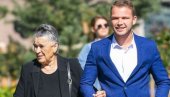 ОБАВИО ГРАЂАНСКУ ДУЖНОСТ: Драшко Станивуковић гласао на Петрићевцу у пратњи баке Госпаве
