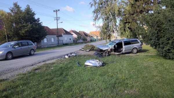 САОБРАЋАЈНА НЕСРЕЋА КОД НОВОГ САДА: Повређене четири особе, интервенисали ватрогасци и полиција САОБРАЋАЈНА НЕСРЕЋА КОД НОВОГ САДА: Повређене четири особе, интервенисали ватрогасци и полиција