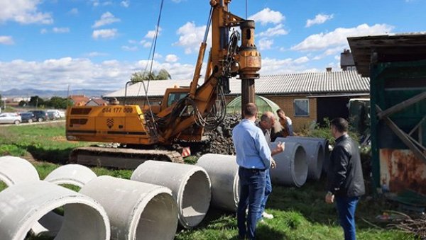 СРЕДСТВИМА КАНЦЕЛАРИЈЕ ЗА КИМ ИСКОПАН БУНАР: За четири породице у Старом Грацку решен вишегодишњи проблем са водоснабдевањем СРЕДСТВИМА КАНЦЕЛАРИЈЕ ЗА КИМ ИСКОПАН БУНАР: За четири породице у Старом Грацку решен вишегодишњи проблем са водоснабдевањем