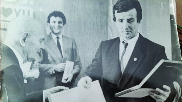 ЧИСТА ПЕТИЦА НА ЧАСУ ХРАБРОСТИ: Наставник Милутин Прашчевић, из Плава, у децембру 1986, из набујалог, хладног Лима спасао девојчицу ЧИСТА ПЕТИЦА НА ЧАСУ ХРАБРОСТИ: Наставник Милутин Прашчевић, из Плава, у децембру 1986, из набујалог, хладног Лима спасао девојчицу