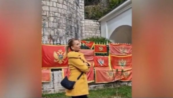 АПСУРДНА СЦЕНА ИСПРЕД ЦЕТИЊСКОГ МАНАСТИРА: Жена страним туристима откривала праву црногорску историју (ВИДЕО) АПСУРДНА СЦЕНА ИСПРЕД ЦЕТИЊСКОГ МАНАСТИРА: Жена страним туристима откривала праву црногорску историју (ВИДЕО)