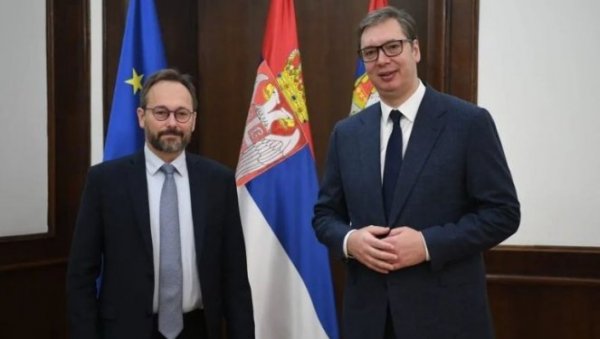 РАЗМЕНИЛИ СМО МИШЉЕЊА О ЗАЈЕДНИЧКИМ ЕНЕРГЕТСКИМ И ИНФРАСТРУКТУРНИМ ПРОЈЕКТИМА: Вучић се састао са шефом Делегације Европске уније РАЗМЕНИЛИ СМО МИШЉЕЊА О ЗАЈЕДНИЧКИМ ЕНЕРГЕТСКИМ И ИНФРАСТРУКТУРНИМ ПРОЈЕКТИМА: Вучић се састао са шефом Делегације Европске уније