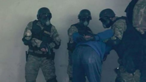 UHAPŠEN SERIJSKI PLJAČKAŠ BANKOMATA: Policija privela muškarca osumnjičenog da je oteo 500.000 evra UHAPŠEN SERIJSKI PLJAČKAŠ BANKOMATA: Policija privela muškarca osumnjičenog da je oteo 500.000 evra