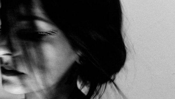 ПОГЛЕД ИСКОСА: Црно-бели ритуали Динићеве ПОГЛЕД ИСКОСА: Црно-бели ритуали Динићеве