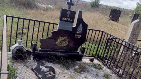 NI MRTVIM SRBIMA NE DAJU MIRA: Krampom oskrnavljen spomenik na pravoslavnom groblju u Klokotu (FOTO)