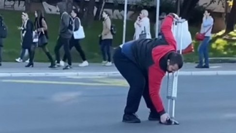 LJUDINA: Pogledajte kako je čovek sa štakama spasao povređeno mače u Beogradu (VIDEO)