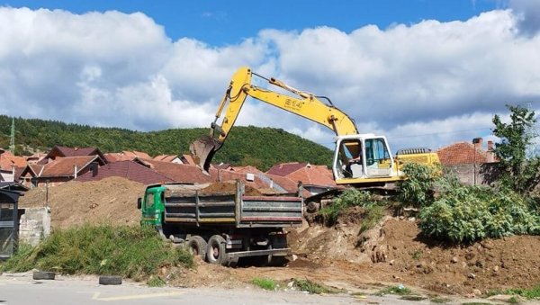 ПРАВЕ АУТО-ПЛАЦ НА СРПСКОЈ ЗАДУЖБИНИ? Упркос забрани уништени остаци цркве и гробља из 14. века у Постењу код Новог Пазара ПРАВЕ АУТО-ПЛАЦ НА СРПСКОЈ ЗАДУЖБИНИ? Упркос забрани уништени остаци цркве и гробља из 14. века у Постењу код Новог Пазара
