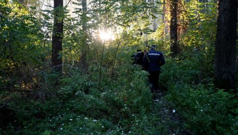 U TOKU VELIKA AKCIJA POLICIJE: Potraga za iregularnim migrantima - 800 specijalaca na terenu, sa ministrom Gašićem U TOKU VELIKA AKCIJA POLICIJE: Potraga za iregularnim migrantima - 800 specijalaca na terenu, sa ministrom Gašićem
