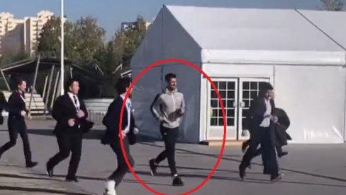 POTPUNO LUDILO U KAZAHSTANU ZBOG NOVAKA: Đoković u pratnji obezbeđenja napustio halu! Neviđene scene pred teniski meč (VIDEO) POTPUNO LUDILO U KAZAHSTANU ZBOG NOVAKA: Đoković u pratnji obezbeđenja napustio halu! Neviđene scene pred teniski meč (VIDEO)