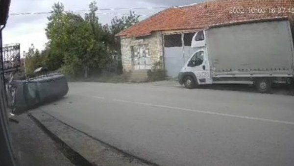 ФИЛМСКА СЦЕНА КОД НИША: Ауто се закуцао у кућу, па преврнуо (ВИДЕО) ФИЛМСКА СЦЕНА КОД НИША: Ауто се закуцао у кућу, па преврнуо (ВИДЕО)