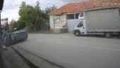 FILMSKA SCENA KOD NIŠA: Auto se zakucao u kuću, pa prevrnuo (VIDEO)