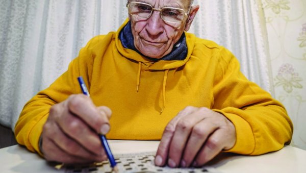 МОЗАК УЗ УКРШТЕНИЦЕ 10 ГОДИНА МЛАЂИ: Да ли решавање енигматике помаже очувању менталног здравља старијих? МОЗАК УЗ УКРШТЕНИЦЕ 10 ГОДИНА МЛАЂИ: Да ли решавање енигматике помаже очувању менталног здравља старијих?