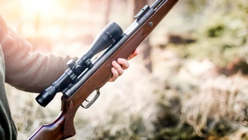 HAPŠENJE ZBOG ORUŽJA I DROGE: 72-godišnji muškarac krio bombu i malokalibarsku pušku HAPŠENJE ZBOG ORUŽJA I DROGE: 72-godišnji muškarac krio bombu i malokalibarsku pušku