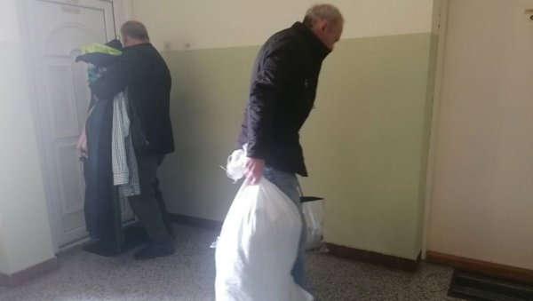 СТРИЦ И УЈАК УБИЦЕ ЗАНЕМЕЛИ: Прекосутра сахрана Марка Б, који је удавио ћерку, рођаци дошли по његове ствари СТРИЦ И УЈАК УБИЦЕ ЗАНЕМЕЛИ: Прекосутра сахрана Марка Б, који је удавио ћерку, рођаци дошли по његове ствари