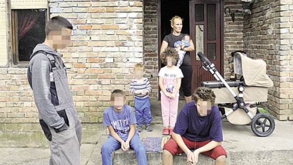 ШЕСТОРО ДЕЦЕ И МАЈКА БЕЗ СТРУЈЕ И ВОДЕ: Седмочлана породица надомак Београда живи у невероватно тешким условима ШЕСТОРО ДЕЦЕ И МАЈКА БЕЗ СТРУЈЕ И ВОДЕ: Седмочлана породица надомак Београда живи у невероватно тешким условима