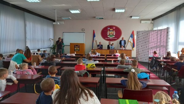 МАЛИШАНИ НАЈДРАЖИ ГОСТИ: Челници локалне самоуправе угостили врњачке предшколце МАЛИШАНИ НАЈДРАЖИ ГОСТИ: Челници локалне самоуправе угостили врњачке предшколце