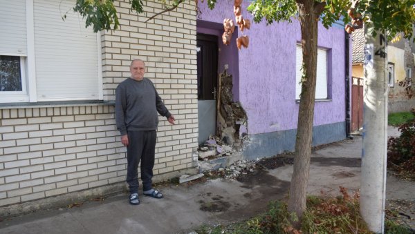 ЧУО САМ СНАЖАН ПРАСАК, МИСЛИО САМ ДА ЈЕ УДАР ГРОМА: Невероватна несрећа у Кикинди - Порше се забио у кућу, шокантан поступак возача (ФОТО) ЧУО САМ СНАЖАН ПРАСАК, МИСЛИО САМ ДА ЈЕ УДАР ГРОМА: Невероватна несрећа у Кикинди - Порше се забио у кућу, шокантан поступак возача (ФОТО)