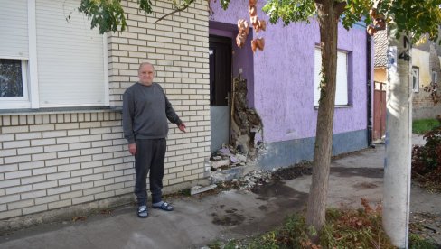 ČUO SAM SNAŽAN PRASAK, MISLIO SAM DA JE UDAR GROMA: Neverovatna nesreća u Kikindi - Porše se zabio u kuću, šokantan postupak vozača (FOTO) ČUO SAM SNAŽAN PRASAK, MISLIO SAM DA JE UDAR GROMA: Neverovatna nesreća u Kikindi - Porše se zabio u kuću, šokantan postupak vozača (FOTO)