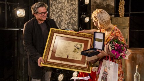 NAGRADA LJUBINKA BOBIĆ URUČENA MINJI PEKOVIĆ: Priznanje UDUS-a za najbolje glumačko ostvarenje u oblasti komedije NAGRADA LJUBINKA BOBIĆ URUČENA MINJI PEKOVIĆ: Priznanje UDUS-a za najbolje glumačko ostvarenje u oblasti komedije