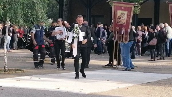 БЕЛЕ РУЖЕ ЗА МАЛЕНУ ПЕТРУ: Девојчицу на вечни починак испратиле сузе неутешне мајке (ФОТО/ВИДЕО) БЕЛЕ РУЖЕ ЗА МАЛЕНУ ПЕТРУ: Девојчицу на вечни починак испратиле сузе неутешне мајке (ФОТО/ВИДЕО)