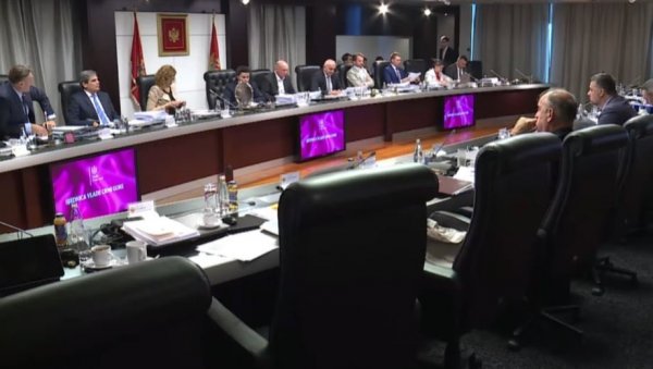 ЧУЈЕТЕ ЛИ ВИ СЕБЕ ШТА ПРИЧАТЕ? Жустра свађа Кривокапића и Абазовића на седници Владе у Црној Гори ЧУЈЕТЕ ЛИ ВИ СЕБЕ ШТА ПРИЧАТЕ? Жустра свађа Кривокапића и Абазовића на седници Владе у Црној Гори