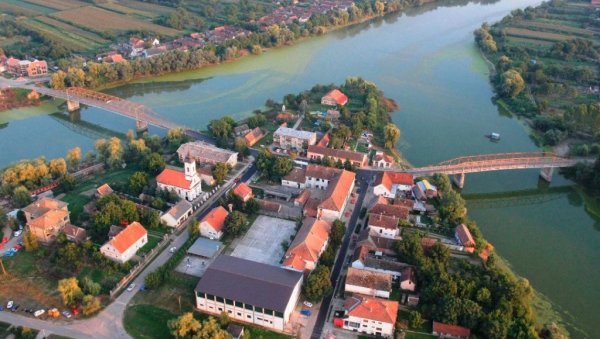 МАЛИ РАЈ У ЗАГРЉАЈУ ДВЕЈУ РЕКА: У Моровићу, недалеко од Шида, ове суботе ће бити одржани Михољски сусрети села МАЛИ РАЈ У ЗАГРЉАЈУ ДВЕЈУ РЕКА: У Моровићу, недалеко од Шида, ове суботе ће бити одржани Михољски сусрети села