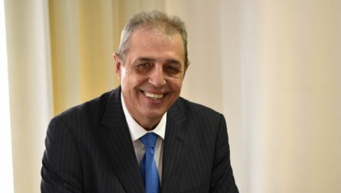 RADIO BEOGRAD ČINE LJUDI, A NE VEŠTAČKA INTELIGENCIJA: 98 godina najstarijeg elektronskog medija na Balkanu - Iz veka u vek RADIO BEOGRAD ČINE LJUDI, A NE VEŠTAČKA INTELIGENCIJA: 98 godina najstarijeg elektronskog medija na Balkanu - Iz veka u vek