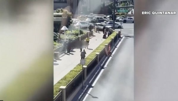 ДВЕ ОСОБЕ УБИЈЕНЕ, А НАЈМАЊЕ ШЕСТ РАЊЕНО: Напад ножем на шеталишту испред казина у Лас Вегасу (ВИДЕО) ДВЕ ОСОБЕ УБИЈЕНЕ, А НАЈМАЊЕ ШЕСТ РАЊЕНО: Напад ножем на шеталишту испред казина у Лас Вегасу (ВИДЕО)