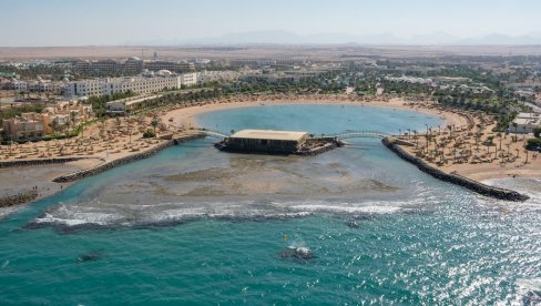 ČAK TRI PLAŽE NA JEDNOM MESTU: Hotel Desert Rose je poznat po brojnim zabavnim sadržajima kojima je teško odoleti ČAK TRI PLAŽE NA JEDNOM MESTU: Hotel Desert Rose je poznat po brojnim zabavnim sadržajima kojima je teško odoleti