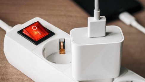 ИЗВУЦИТЕ ОВЕ УРЕЂАЈЕ ИЗ УТИЧНИЦЕ И УШТЕДИТЕ СТРУЈУ: Троше електричну енергију иако их не користите