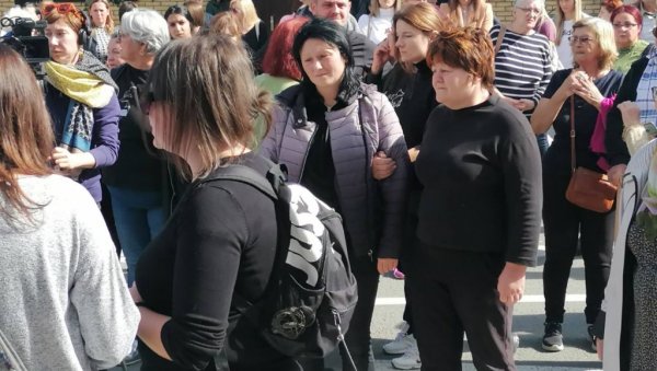 МАЈКА УБИЈЕНЕ ПЕТРЕ НА ПРОТЕСТУ У ВРШЦУ: Само да скупим снаге, испричаћу са каквим сам модрицама ишла у полицију (ФОТО/ВИДЕО) МАЈКА УБИЈЕНЕ ПЕТРЕ НА ПРОТЕСТУ У ВРШЦУ: Само да скупим снаге, испричаћу са каквим сам модрицама ишла у полицију (ФОТО/ВИДЕО)
