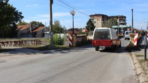 U PARAĆINU SE OD PONEDELJKA ZATVARA MOST: Objekat se uklanja i počinje montaža novog U PARAĆINU SE OD PONEDELJKA ZATVARA MOST: Objekat se uklanja i počinje montaža novog