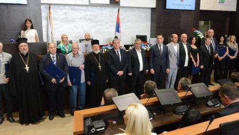 LAUREATIMA URUČENA PRIZNANJA: Kraljevčani prigodno obeležili Kraljevdan i Dan svog grada LAUREATIMA URUČENA PRIZNANJA: Kraljevčani prigodno obeležili Kraljevdan i Dan svog grada
